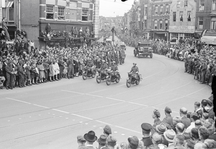 831606 Afbeelding van de Memorial D-Day Parade met militairen van de 3rd Canadian Infantry Division op de Neude te ...